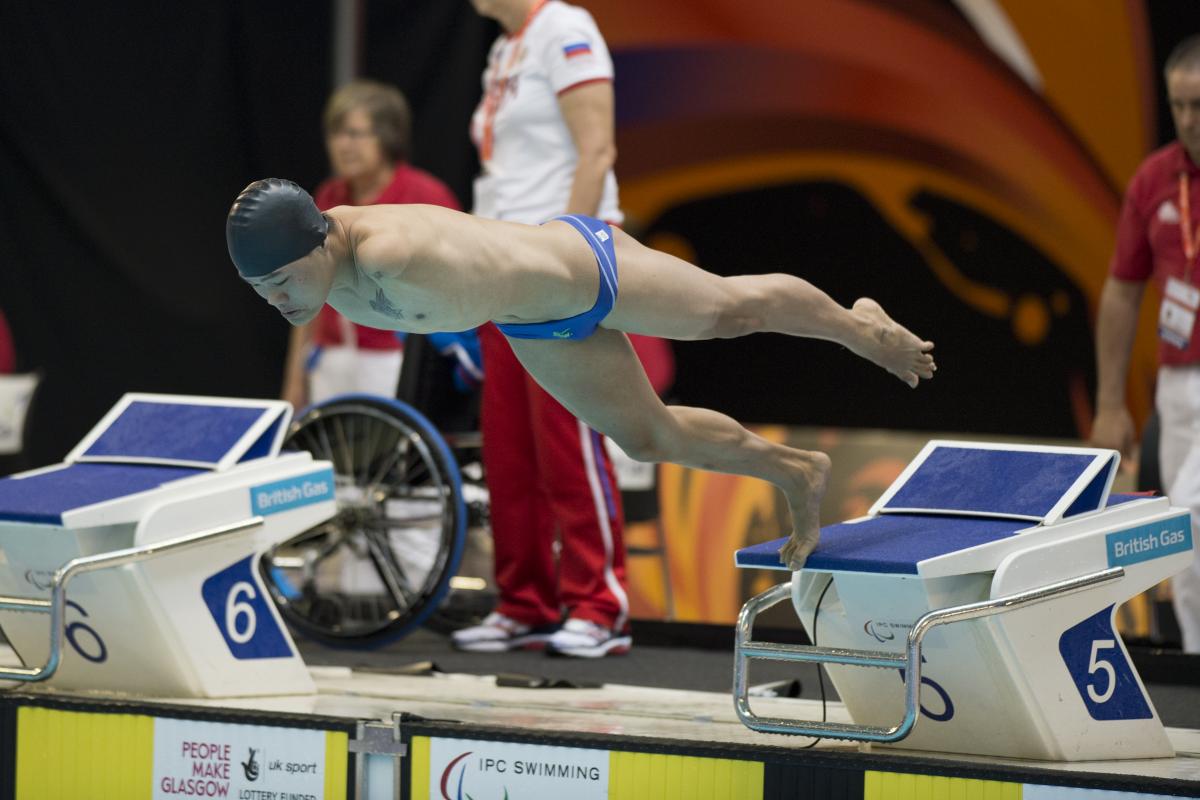 Swimmer with no arms jumps of the starting blocks.