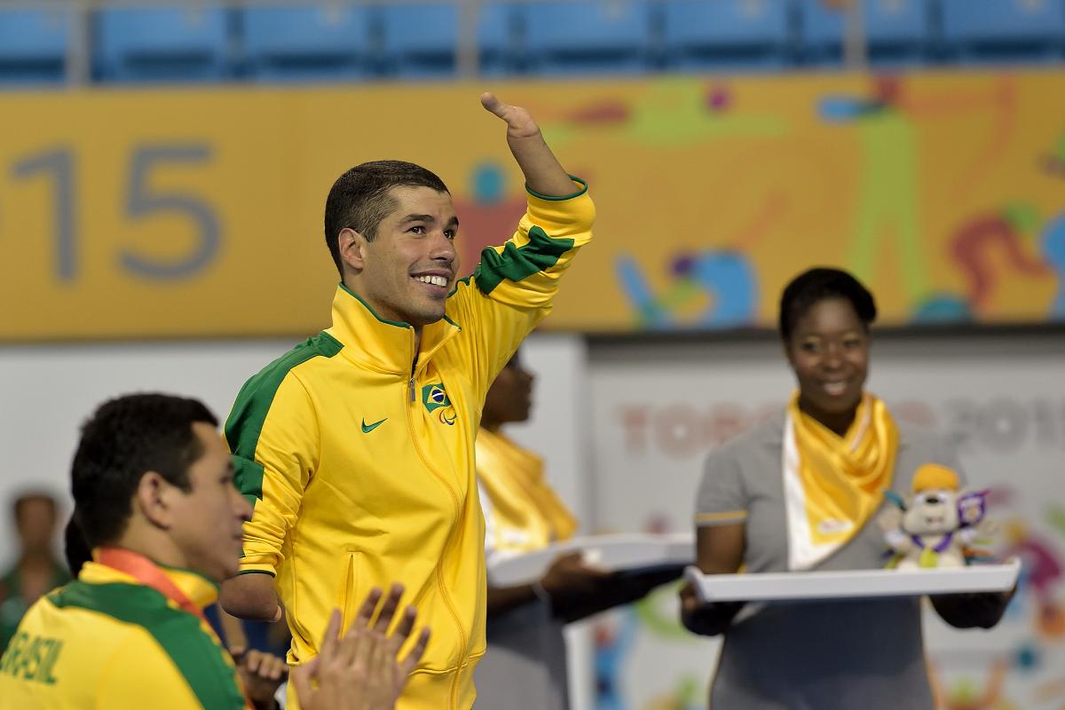 Daniel Dias in the podium waving to the public