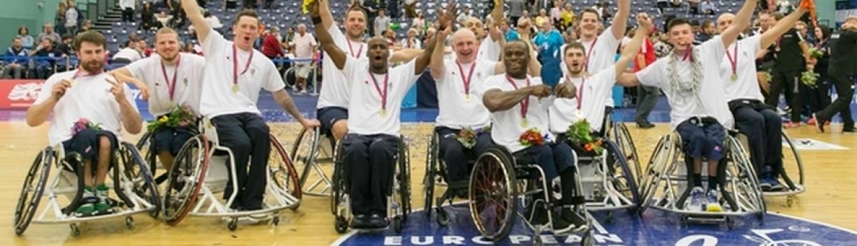 Team photo of men sitting in wheelchairs on a basketball court