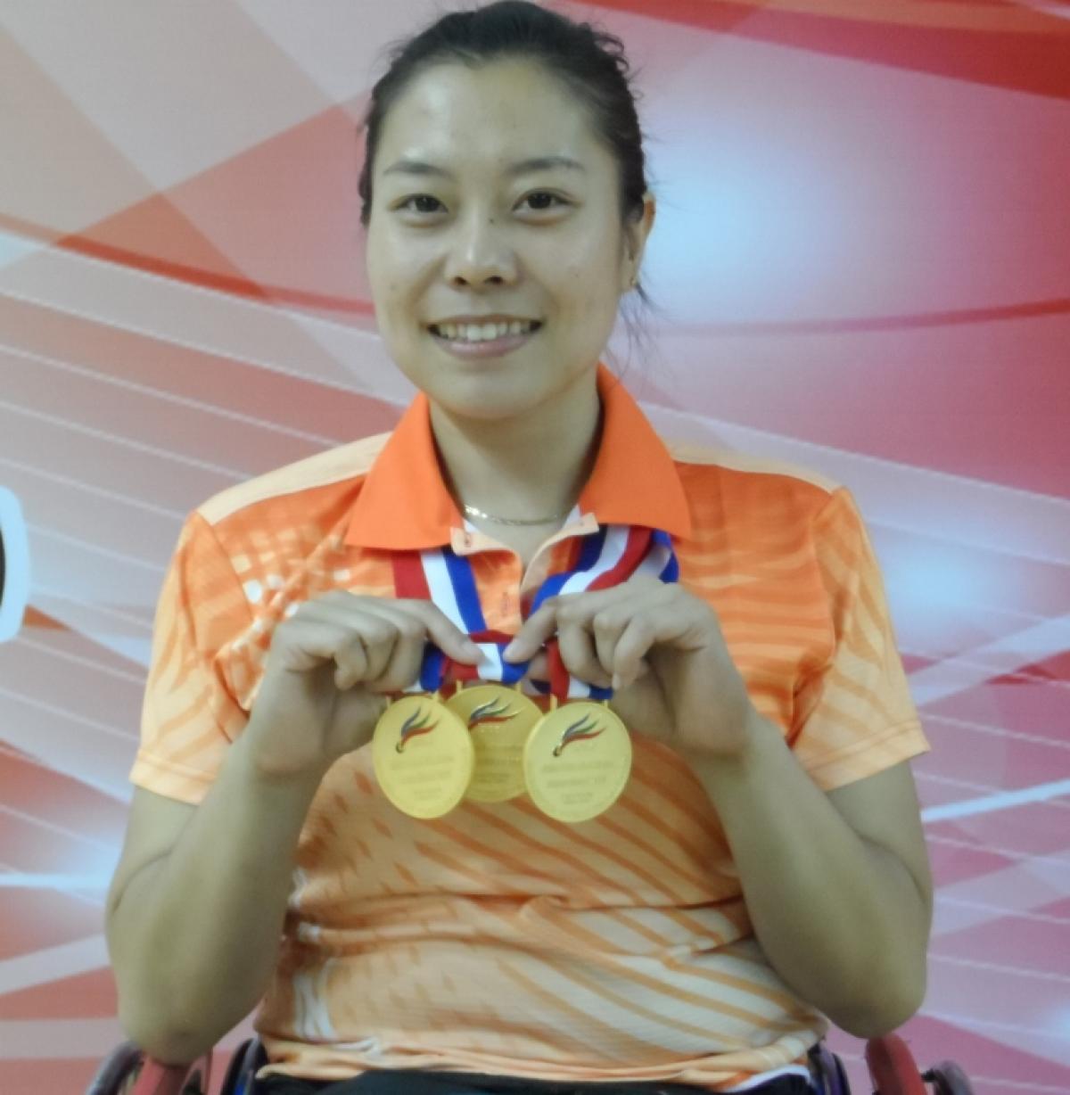 Wang Ping - badminton Woman holding medals