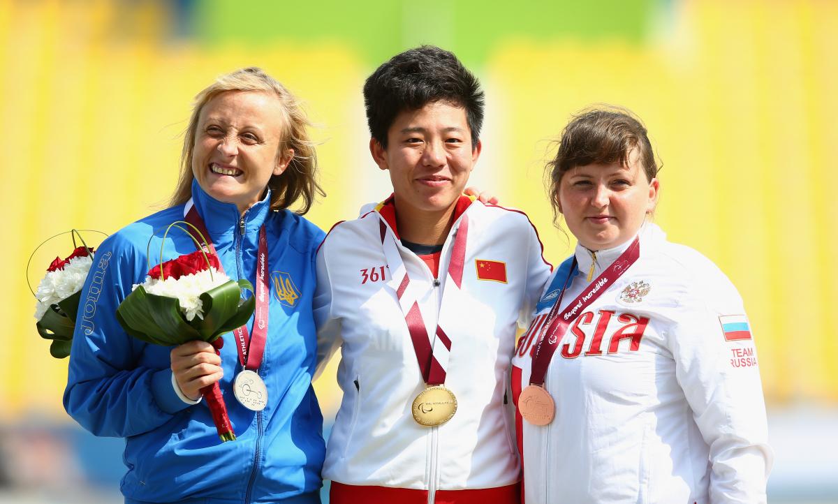 Qing WU - China - Doha 2015 Podium of three women showing their medals
