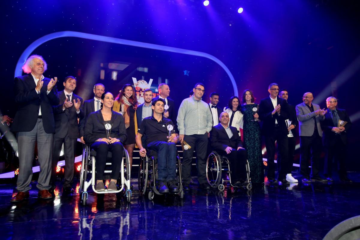 Group shot of people with and without wheelchairs