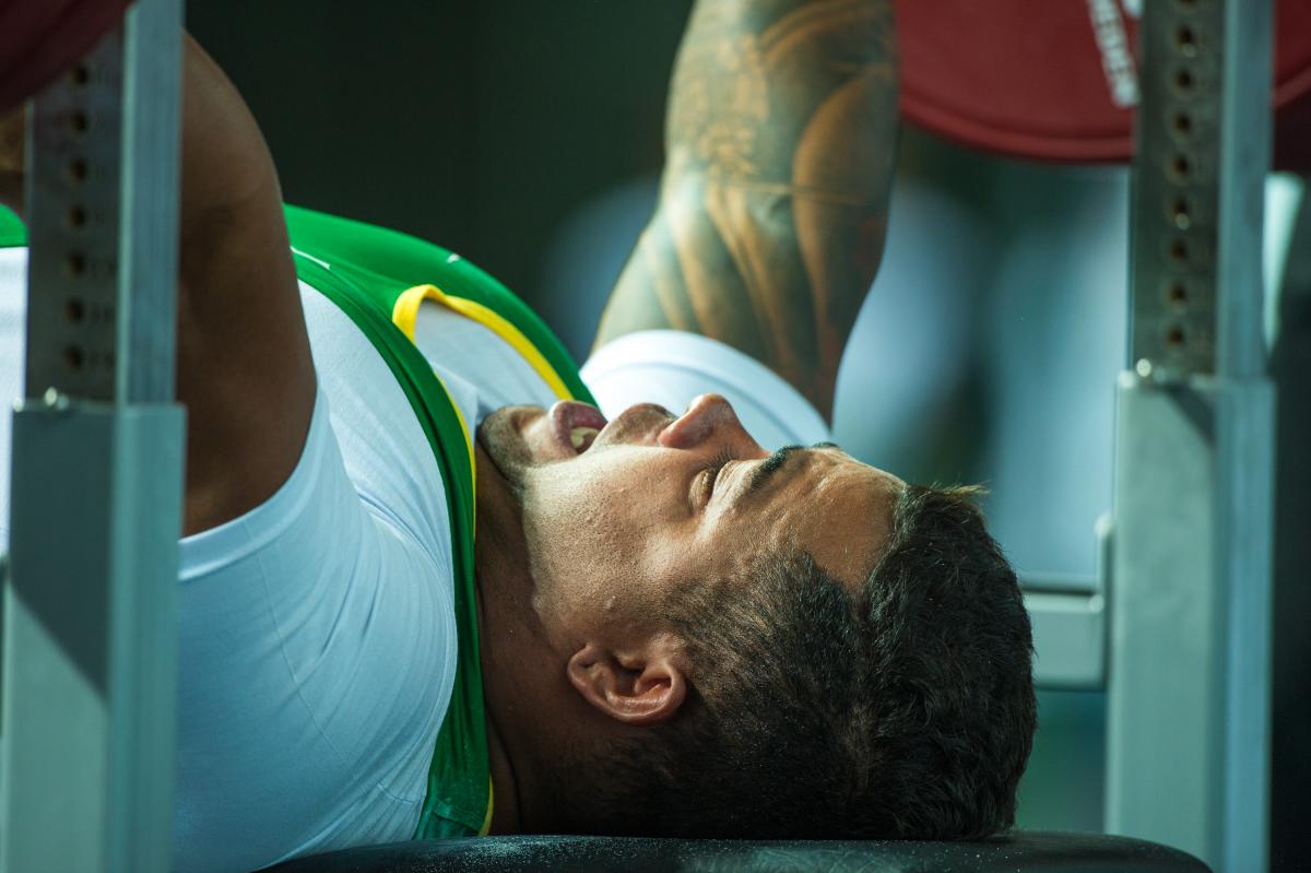 Brazil's Evânio Rodrigues on his way to silver in the -80kg at the Rio 2016 powerlifiting test event.