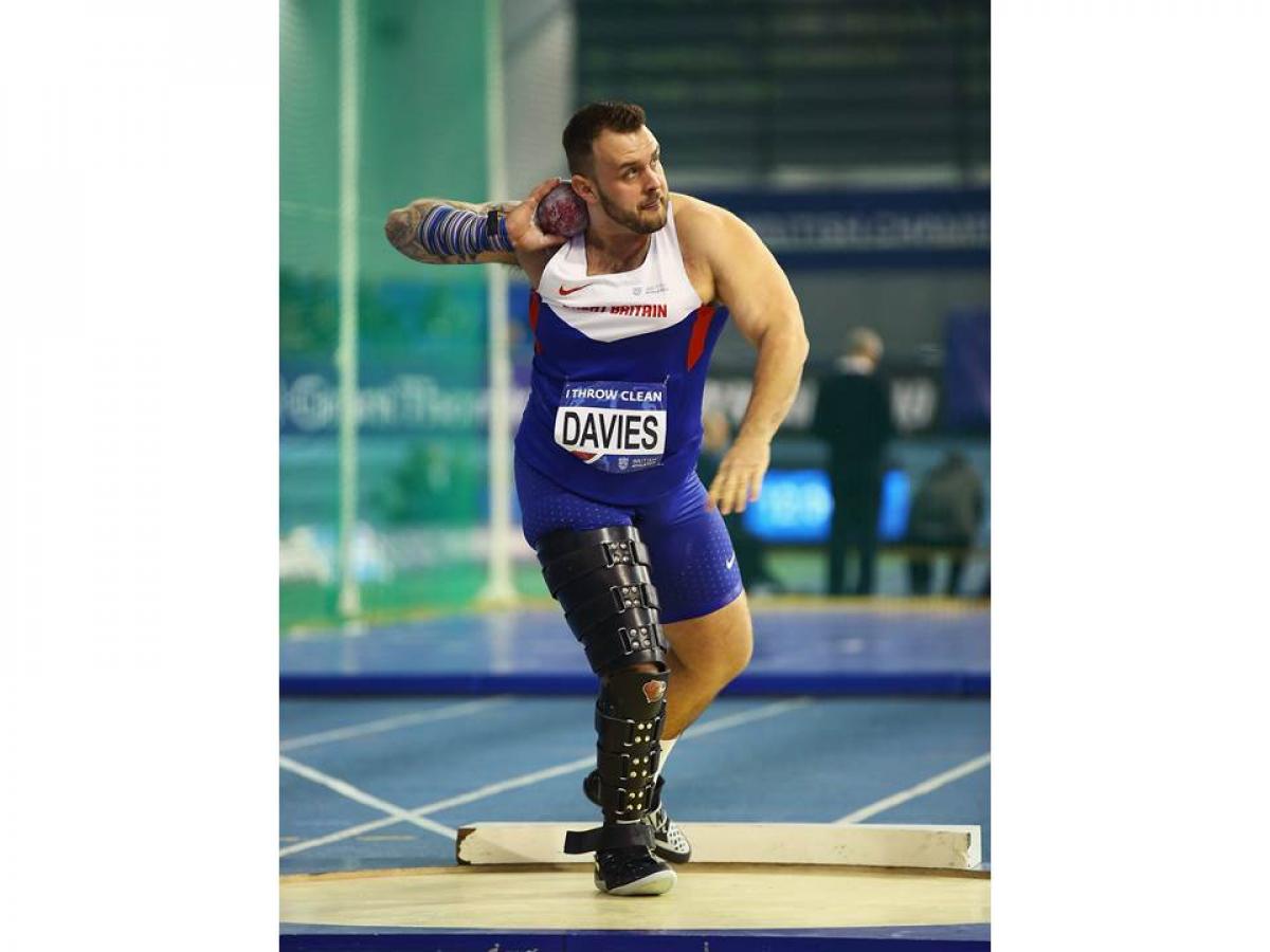 Man with prosthetic leg doing shot put