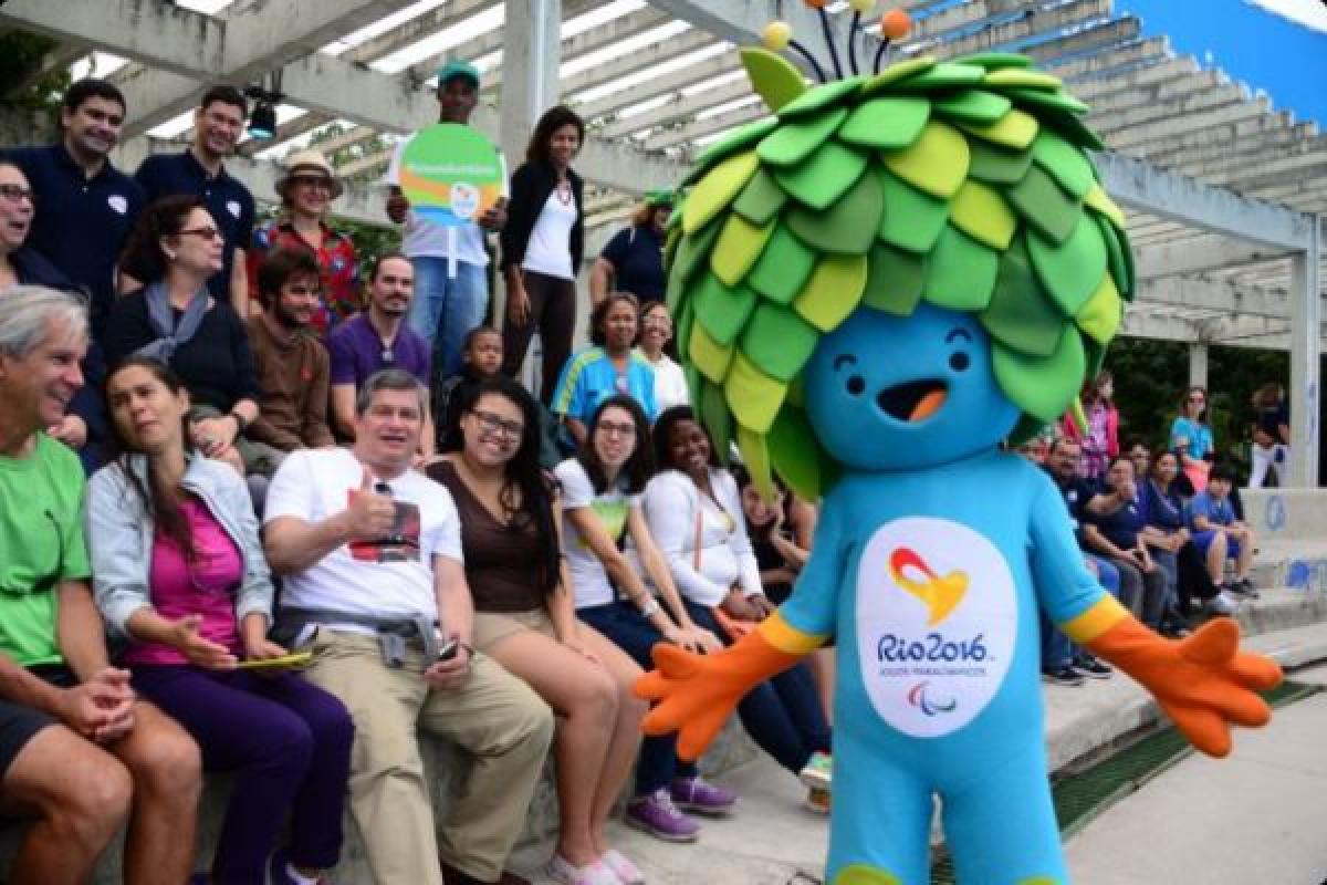 Rio 2016 Paralympic Games mascot Tom warmed up the crowd at the Paralympic Festival.