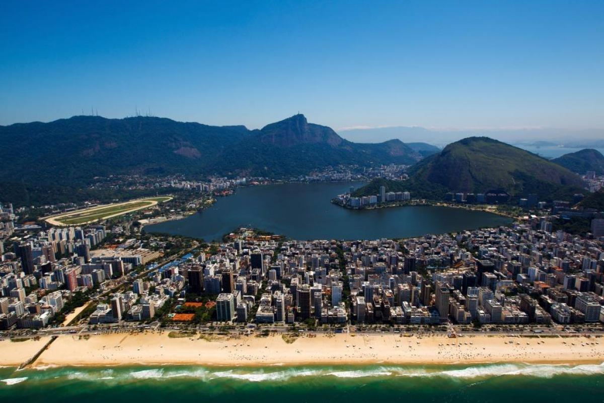 Lagoa Stadium, at Lagoa Rodrigo de Freitas, is located in the heart of the city with a spectacular backdrop of mountains, Tijuca National Forest and Christ the Redeemer.