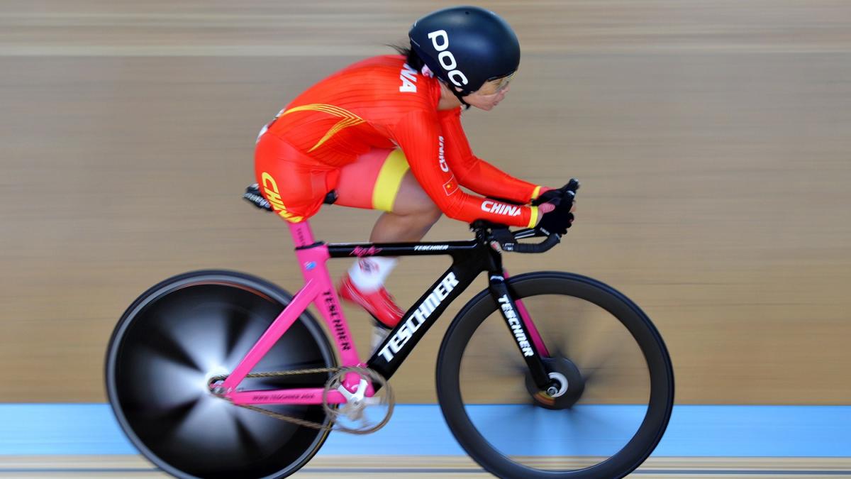 Sini Zeng - UCI Para-cycling World Championships Cyclist with amputated leg on a track