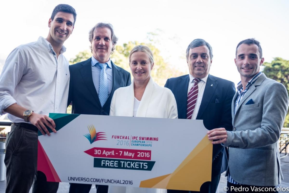 Four men and one woman holding a sign promoting Funchal 2016