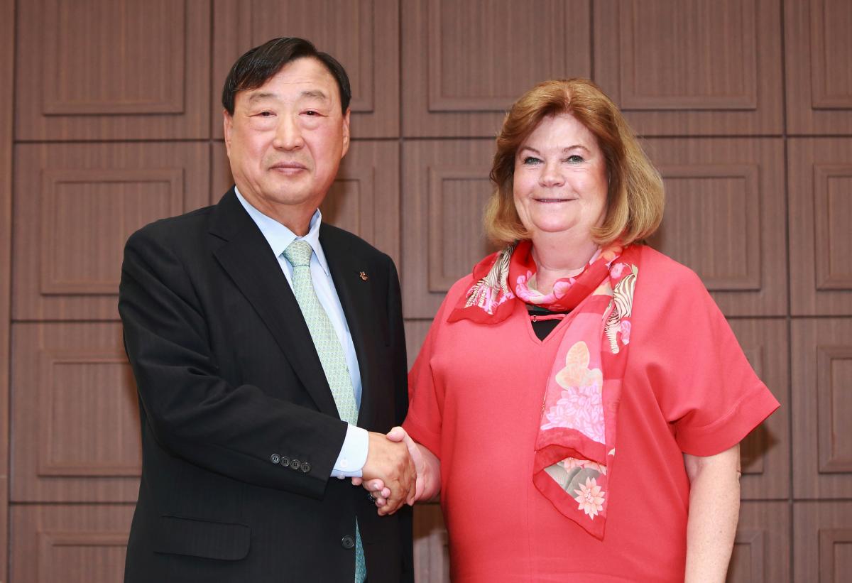 Gunilla Lindberg and Hee-beom Lee Two people shkae hands