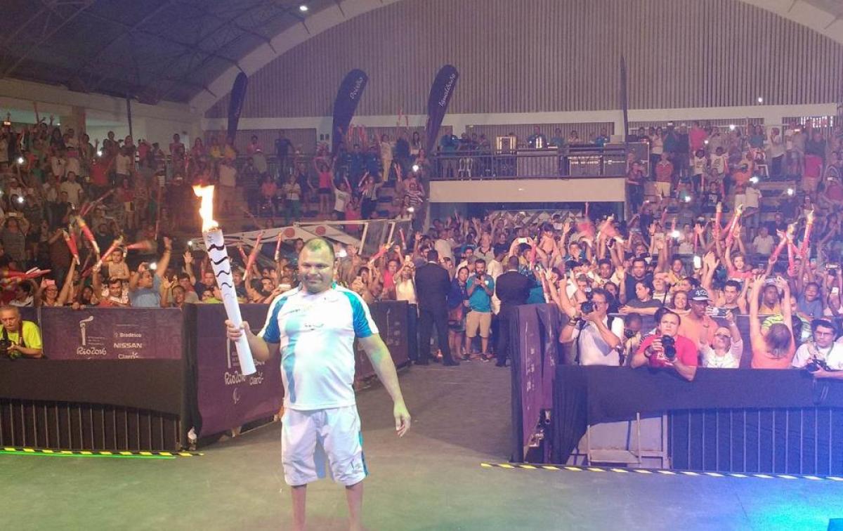 Paralympic swimmer Gledson Soares, a double medal winner who comes from the region, was the final torchbearer in Natal on Saturday (3 September) 