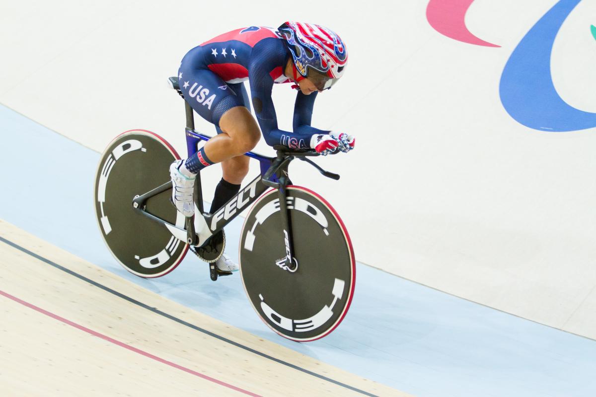 0809 W C1-2-3 3000m Individual Pursuit Rio 2016 Woman on bike in a velodrome