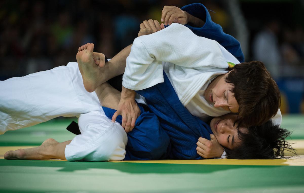 Judokas, Carmen Brussig and Li Liqing competing for the gold medal in Rio de Janeiro.