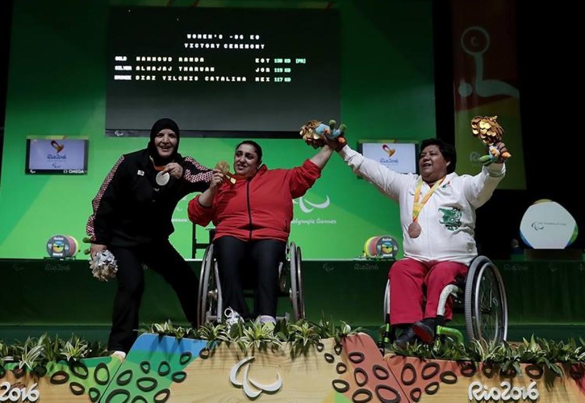  Silver medalist Tharwah Alhajaj, gold medalist Randa Mahmoud and bronze medalist Catalina Diaz Vilchis 