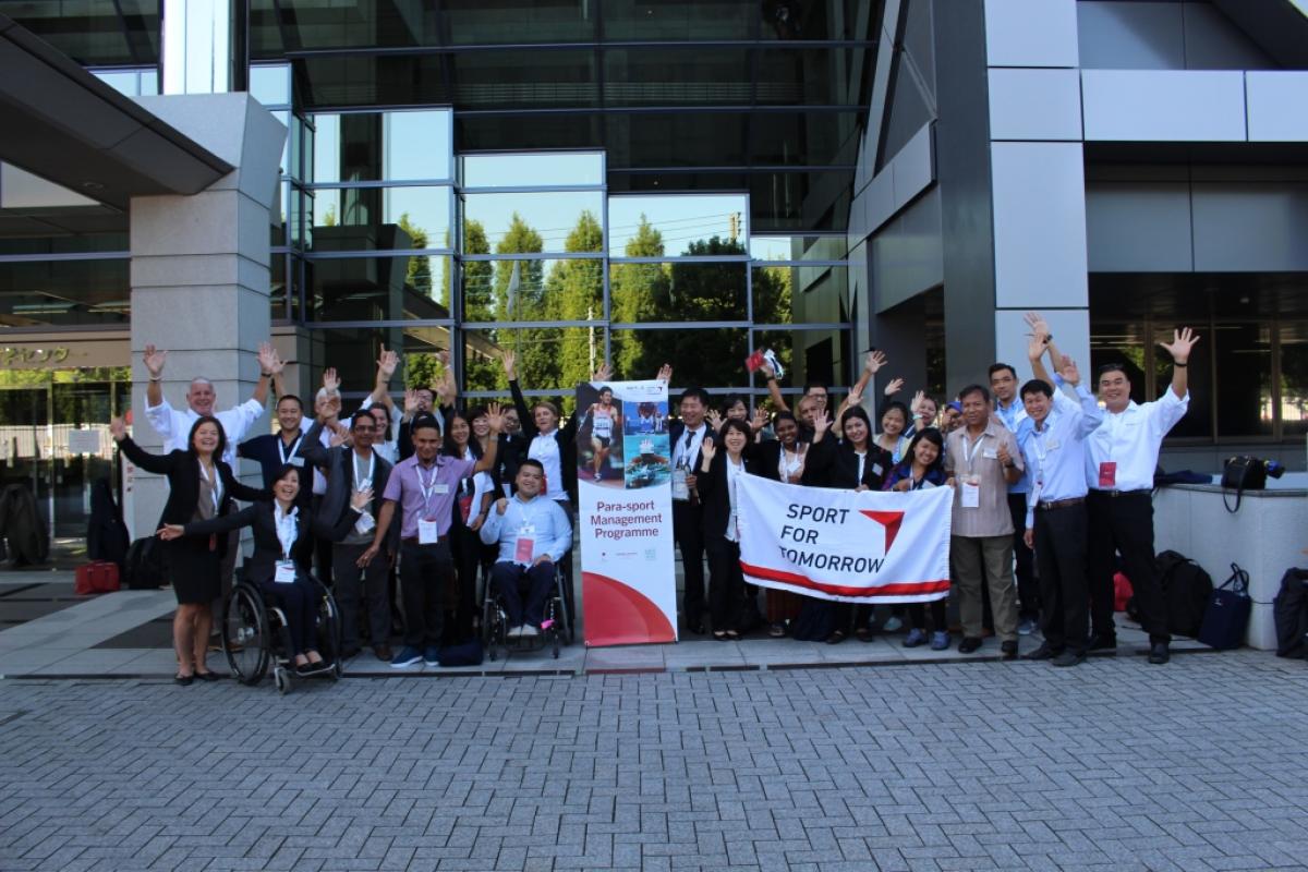 Group picture in front of a glass building