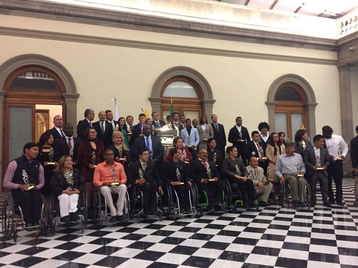 Agitos Foundation receives Vivir sin Limites award Group picture of around 30 people
