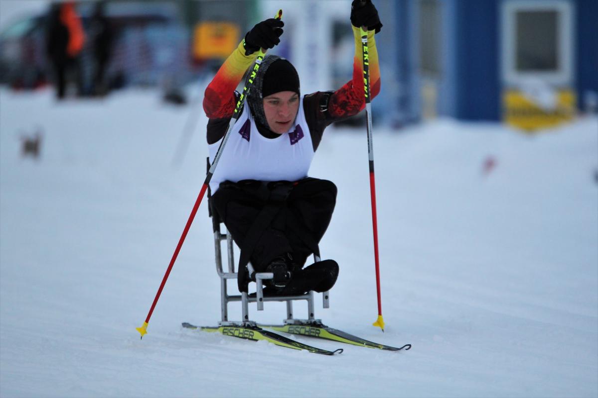 Woman with no legs in sit ski on a slope