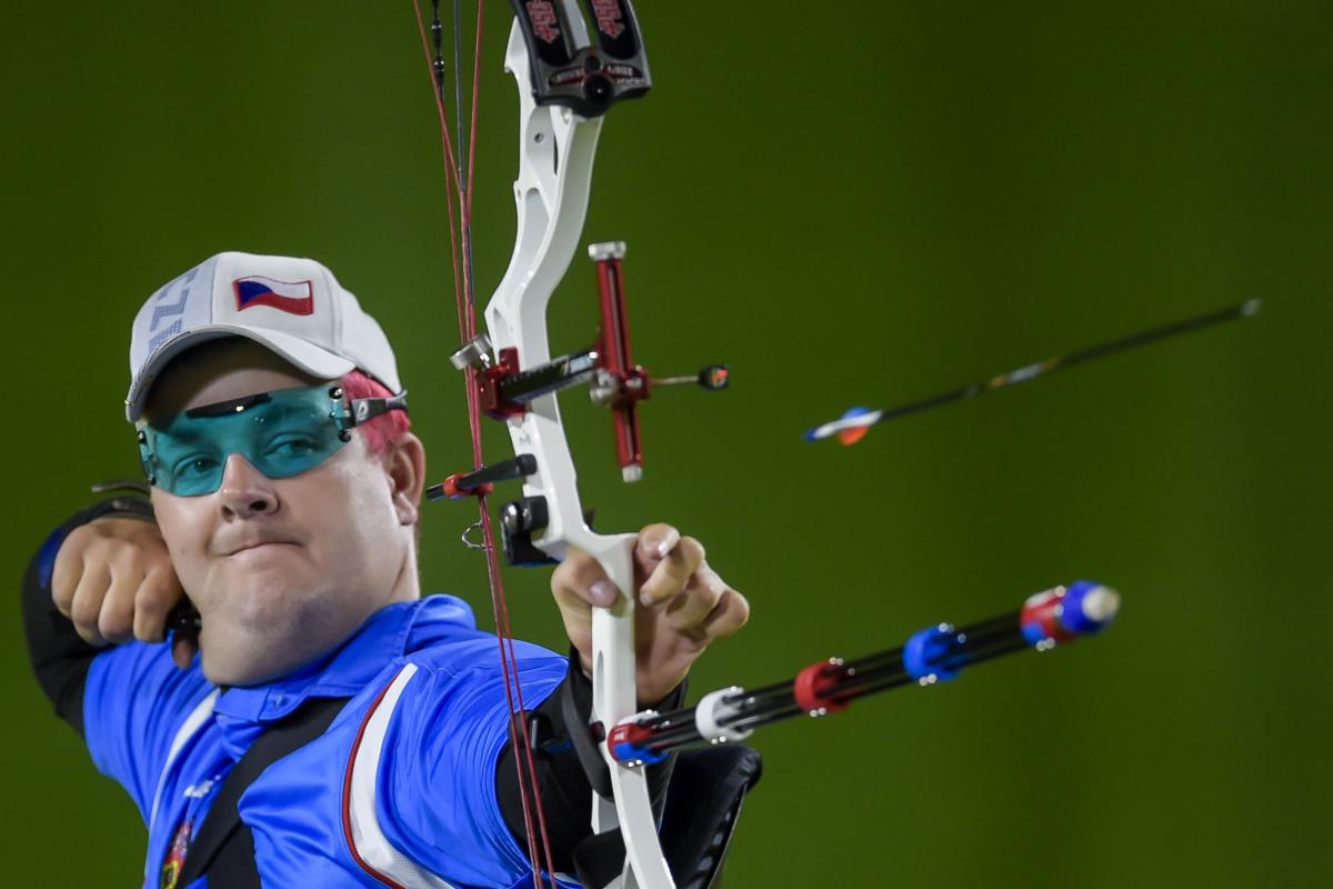 David Drahoninsky shooting an arrow