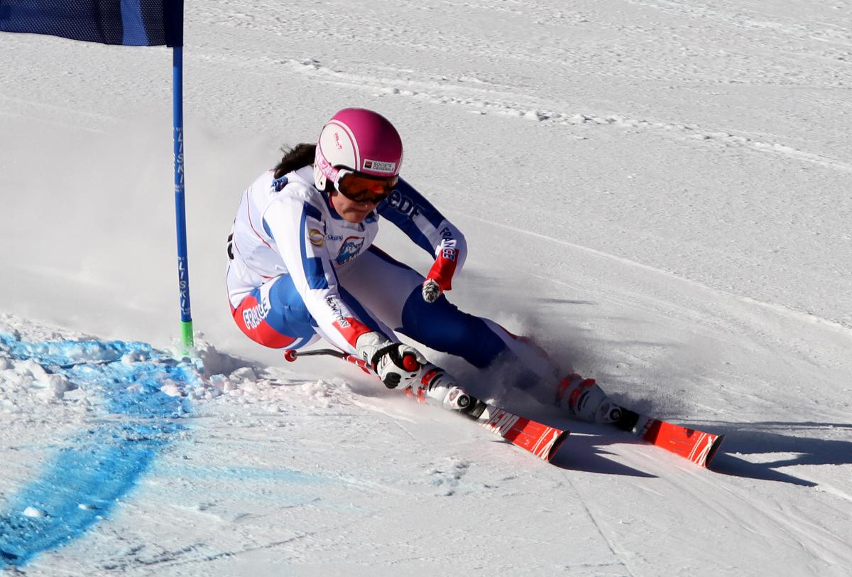 a female Para skier goes through a gate