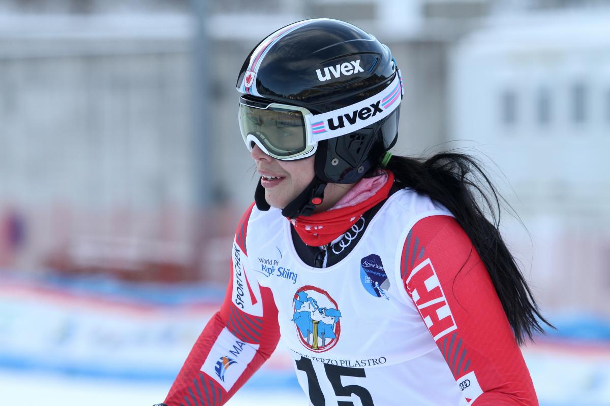 a female Para skier