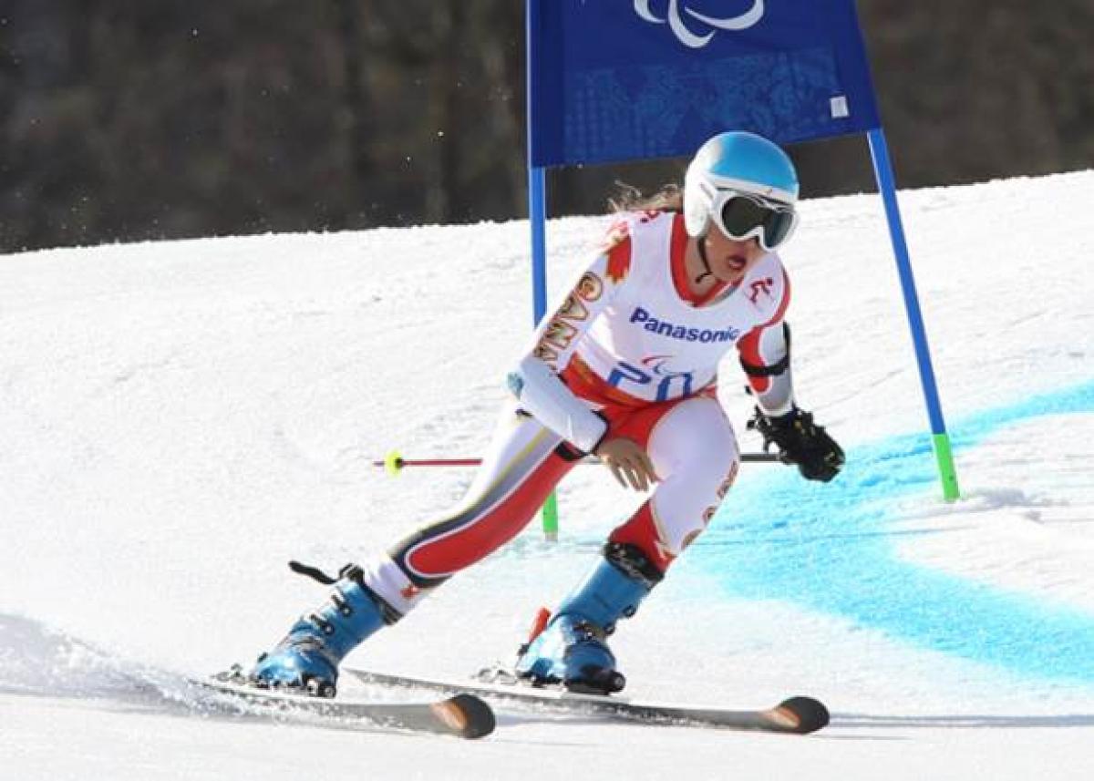 Para alpine skier Erin Latimer skiing.