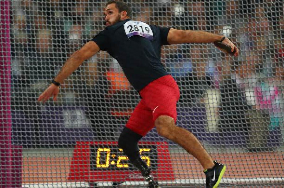 A picture of a man throwing a discuss