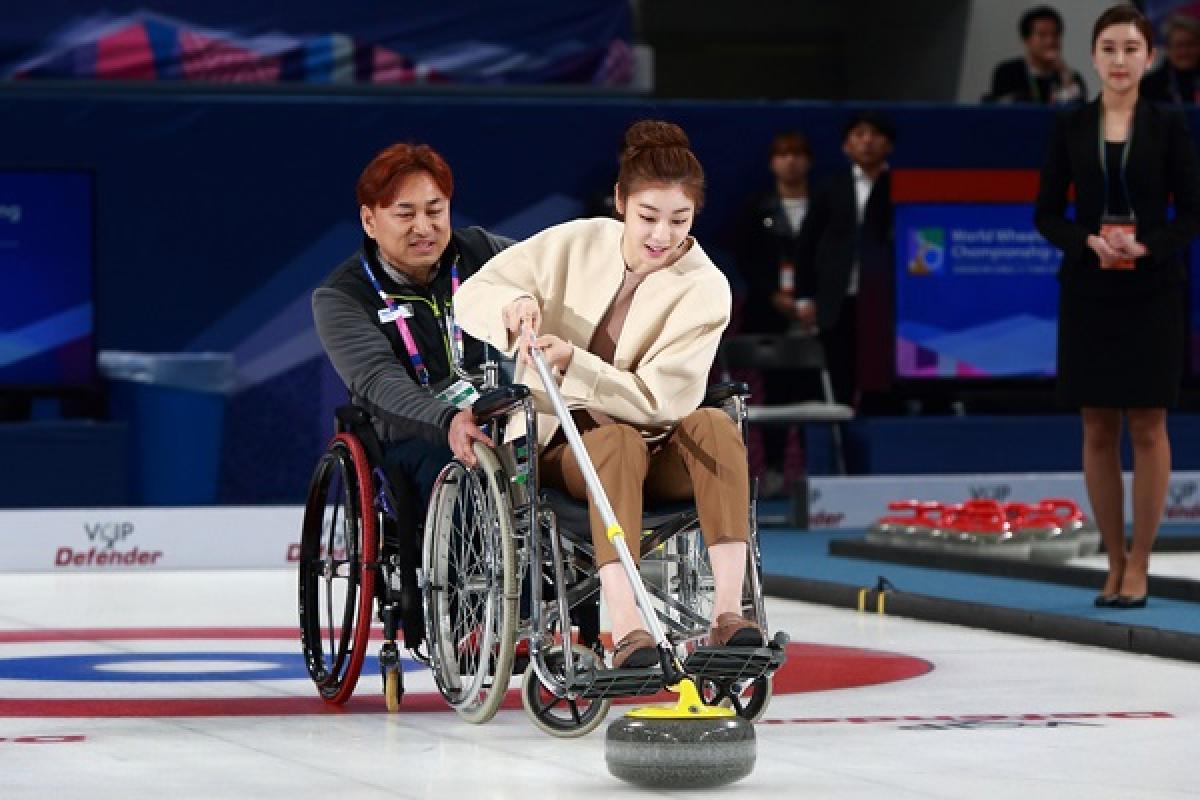 South Korean celebrities try out wheelchair curling as part of PyeongChang 2018's third Paralympic Day celebrations.