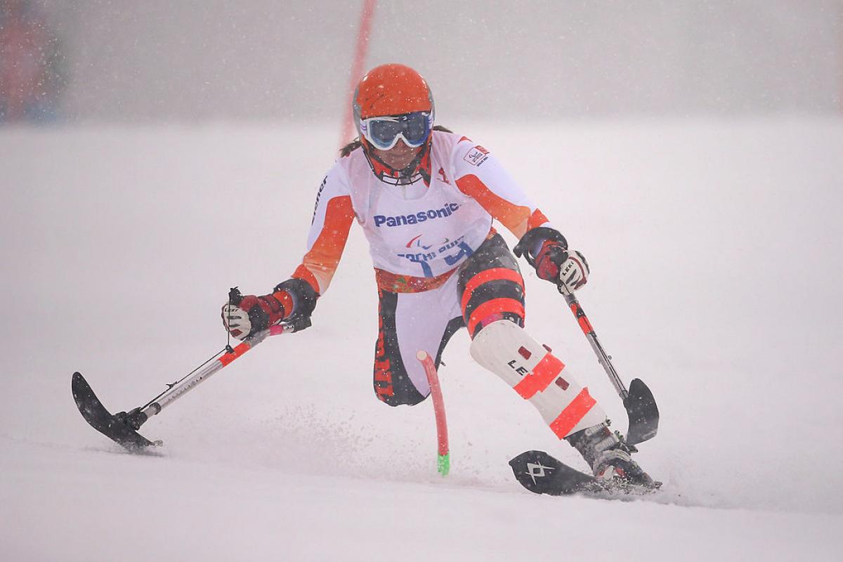 Anna Jochemsen female alpine skier slaloms through gate
