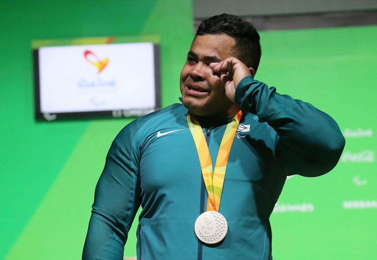 Evanio Da Silva - Rio 2016 man cries while holding silver medal on podium