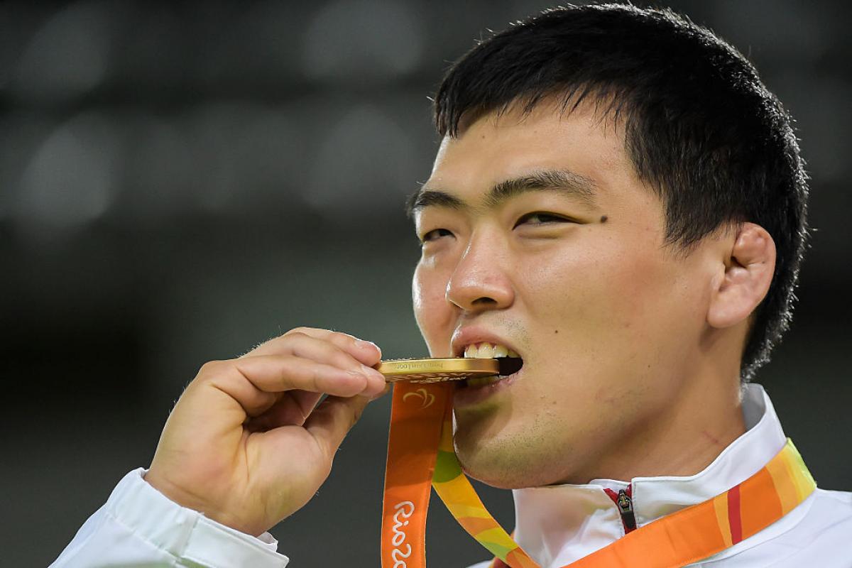 Gwang-Geun Choi man bites gold medal in celebration