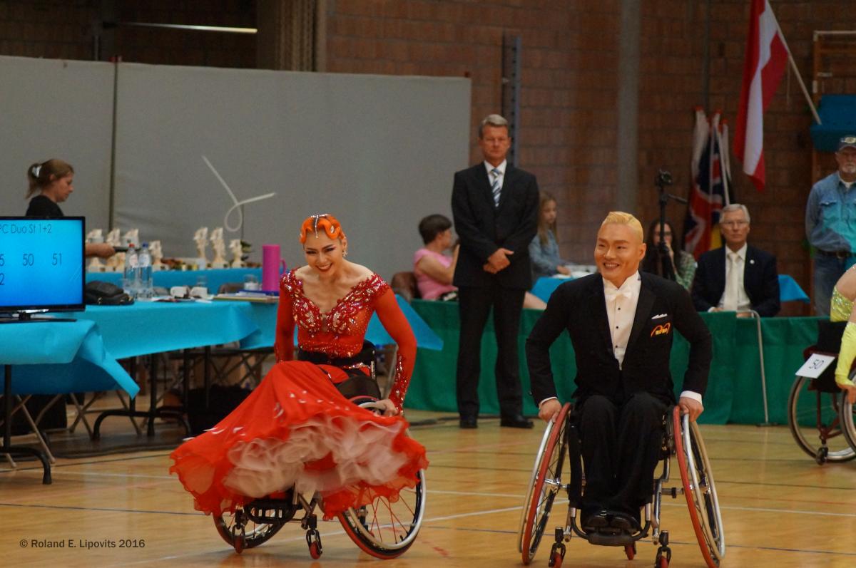 Jang Hyejeong and Lee Youngho a male and female wheelchair dancer side by side
