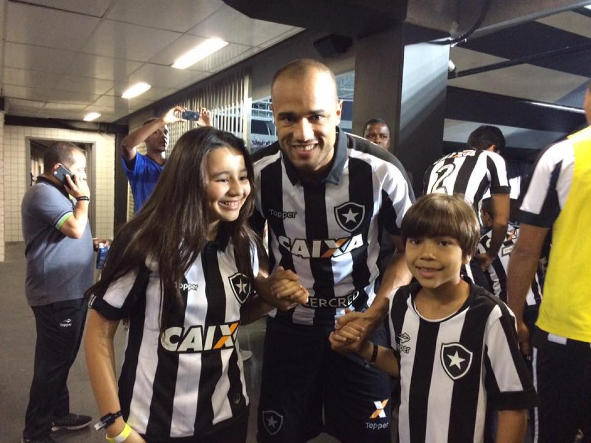 Roger Rodrigues da Silva and daughter Giulia A footballer hugs his son and daughter before a game