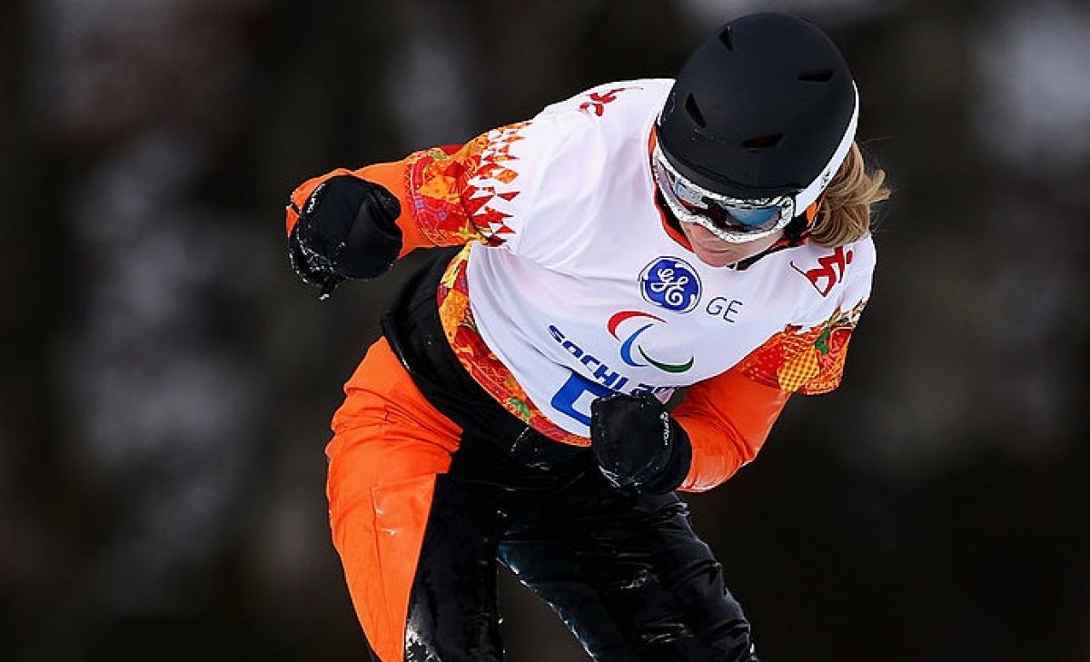 a female para snowboarder