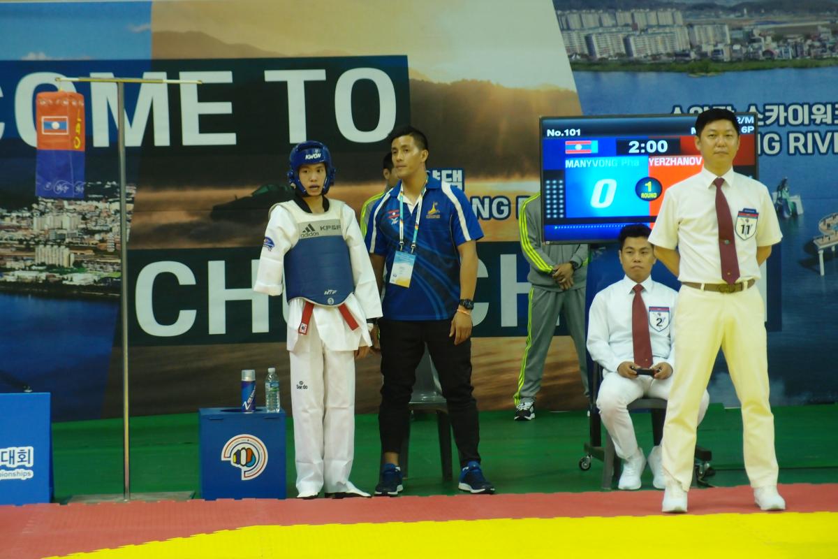 a para taekwondo fighter talks with his coach
