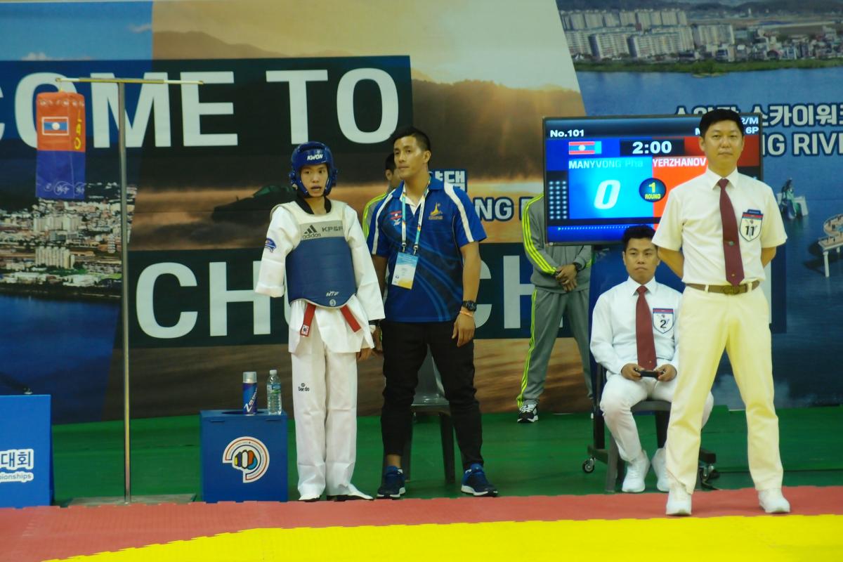 Pha Manyvong - 2017 Asian Open a para taekwondo fighter talks with his coach