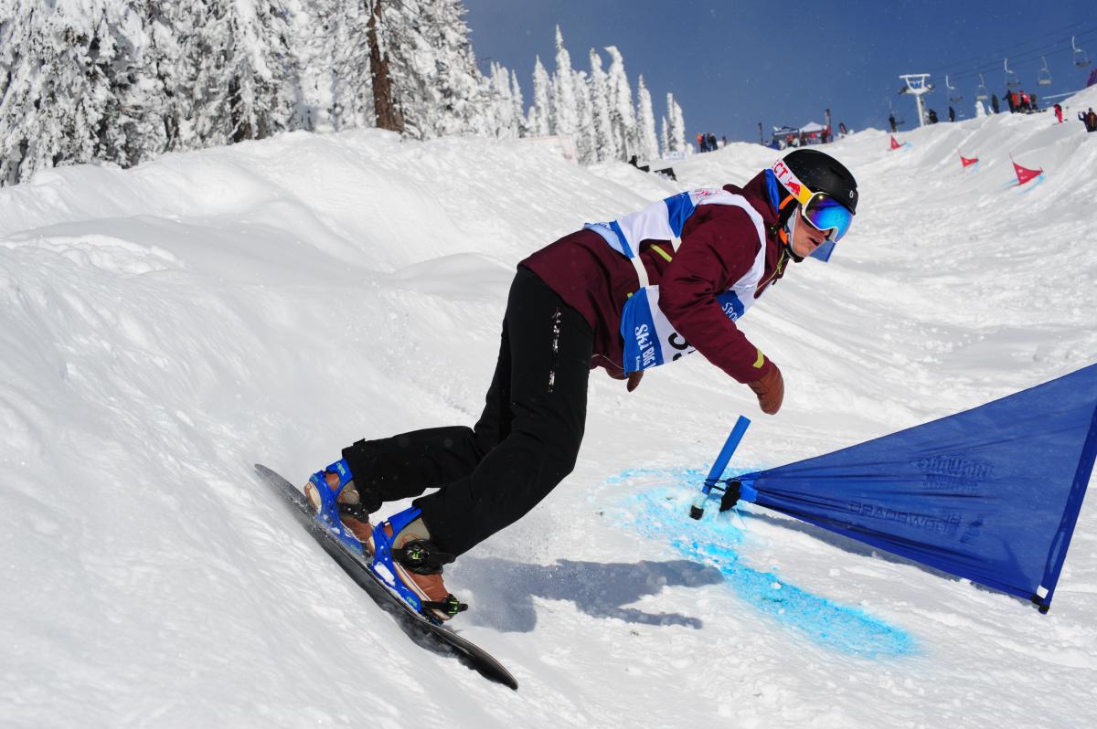 a female Para snowboarder