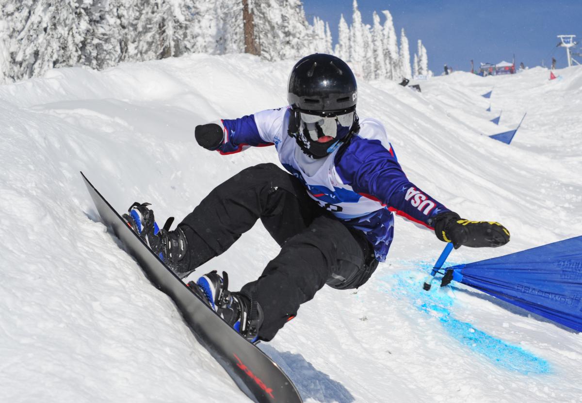 a male Para snowboarder