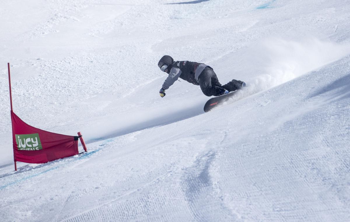 a male Para snowboarder