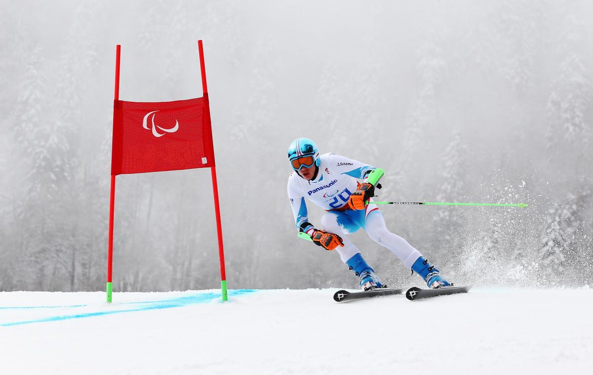 a male Para skier 