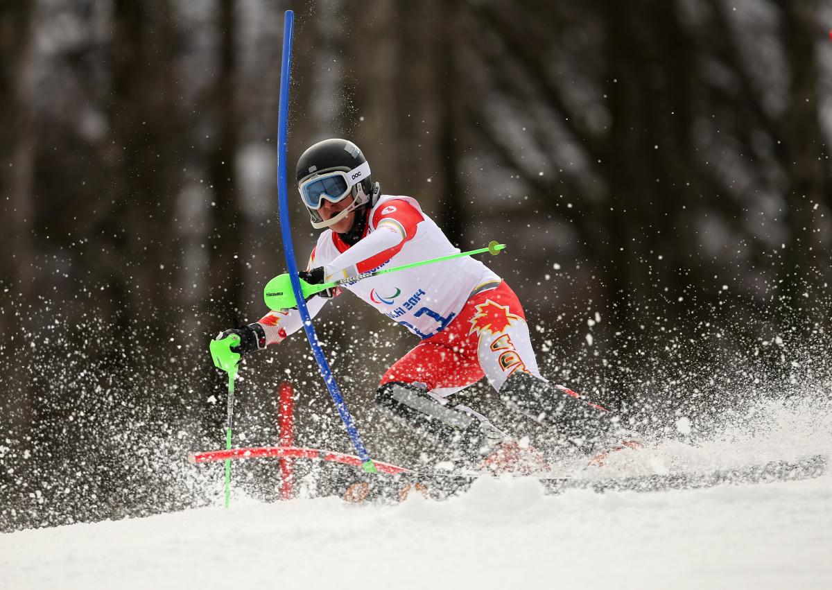 a male Para skier