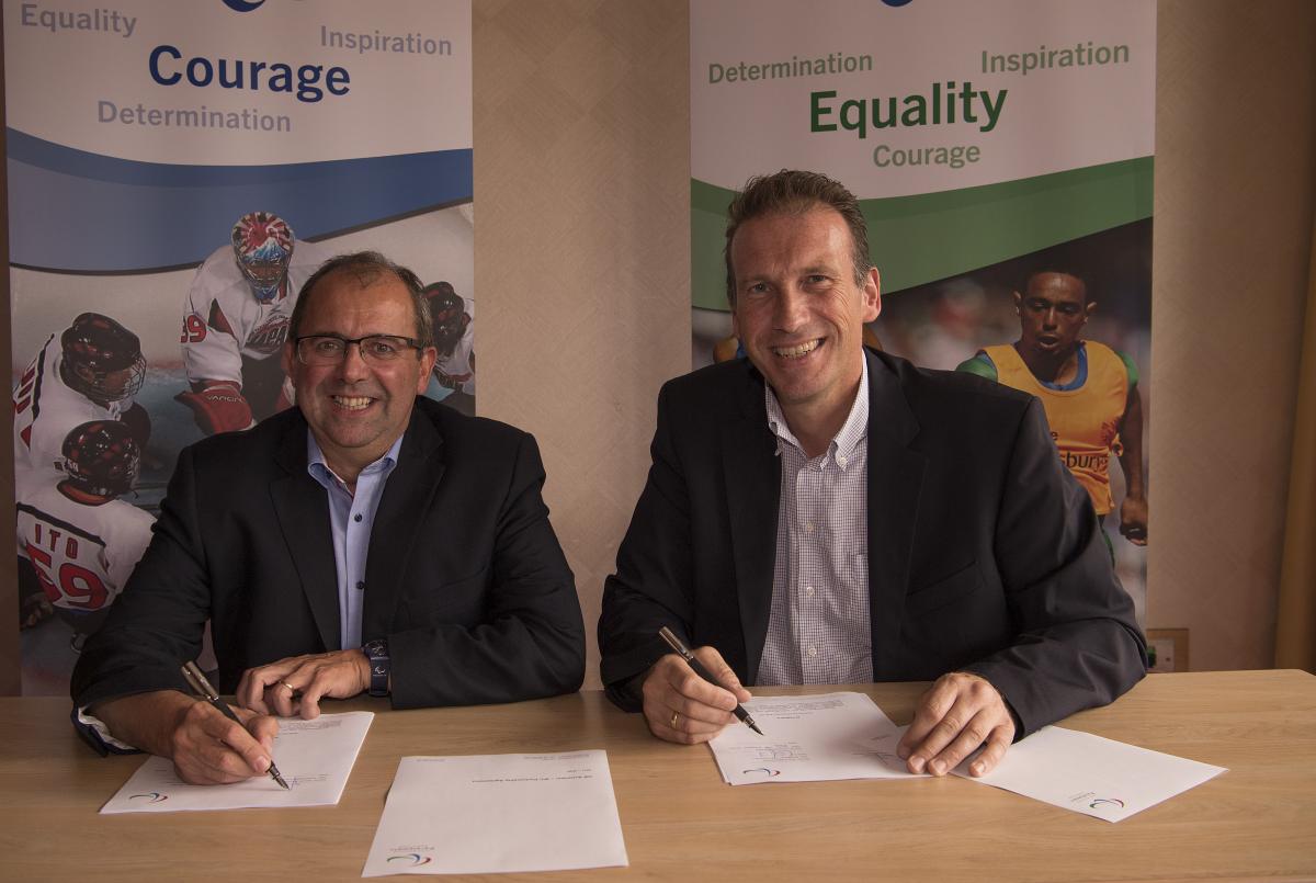 Christian Schultze - DB Schenker Two men signing a contract