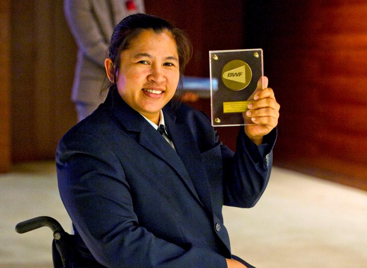 Amnouy Wetwithan a female Para badminton player holds up an award