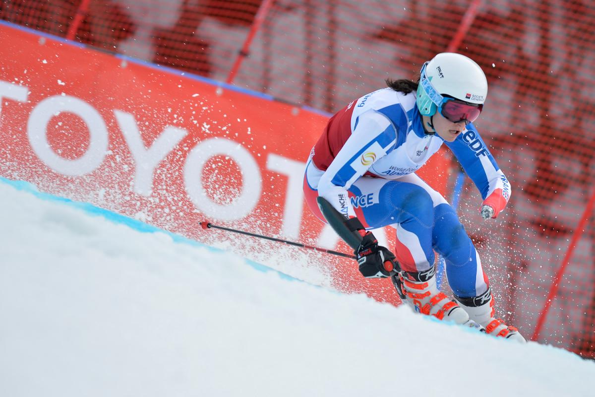 a female Para alpine skier