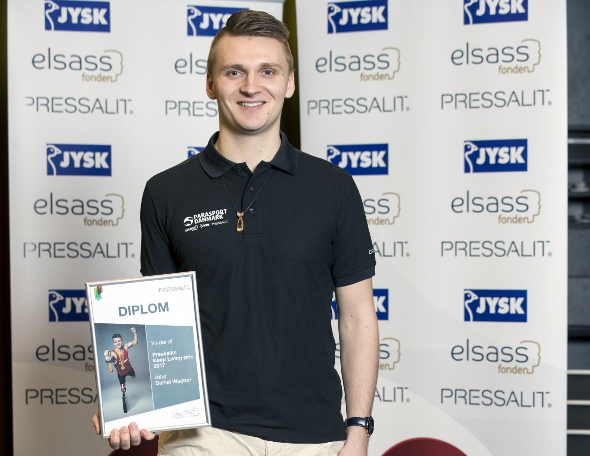 Daniel Wagner - Para Sport Denmark award a male Para athlete holds up a certificate