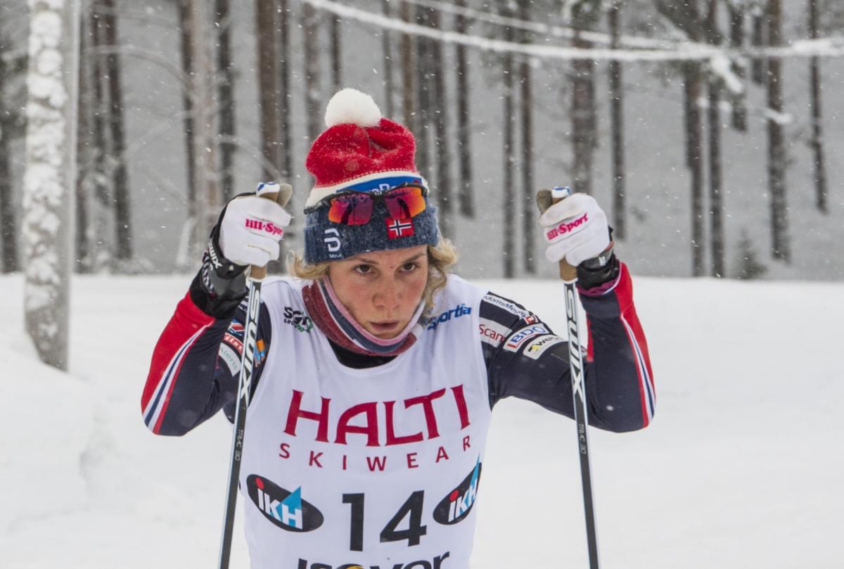 a female Para sit skier