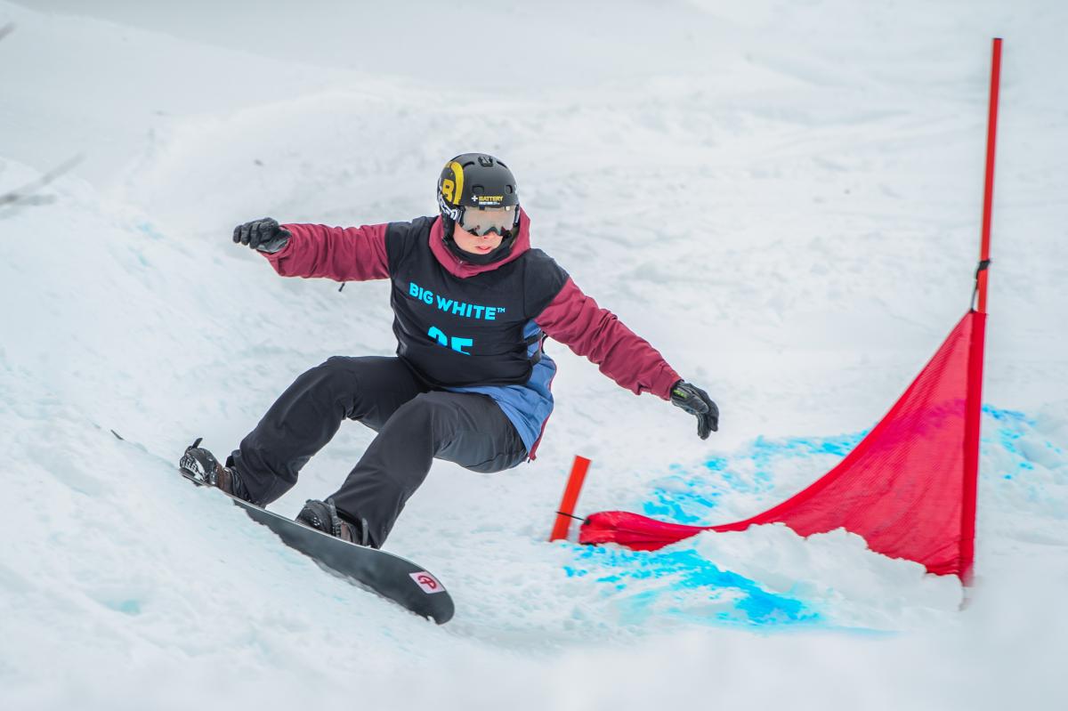 a male Para snowboarder