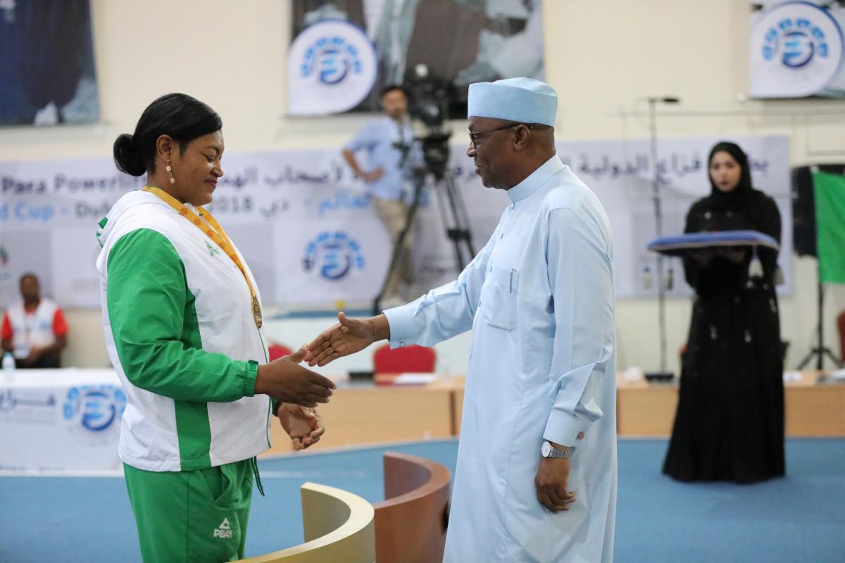 Folashade Oluwafeniayo - Dubai 2018 a female powerlifter shakes hands with a sheikh