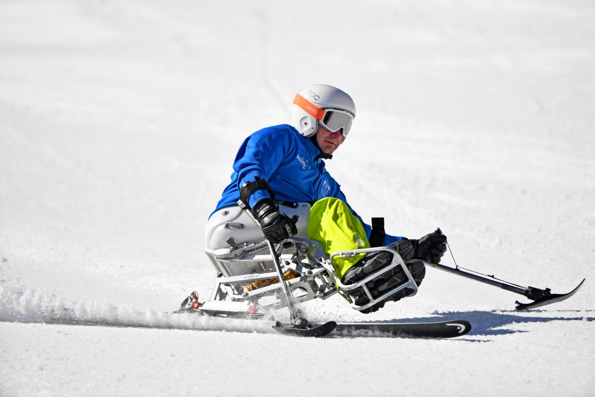 A male Para alpine skier