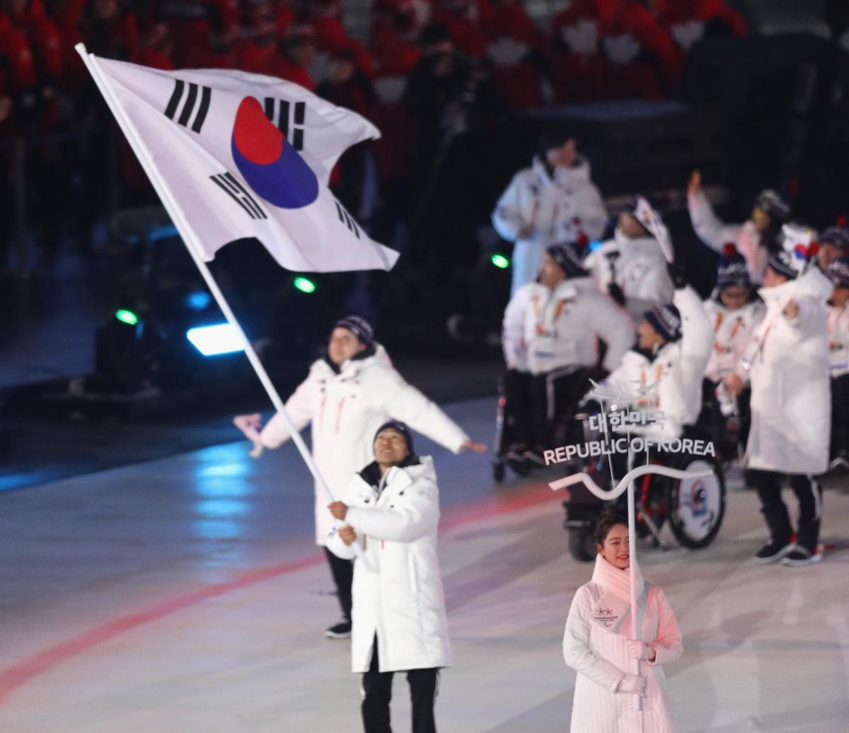Eui-Hyun Sin an athlete holds a South Korean flag