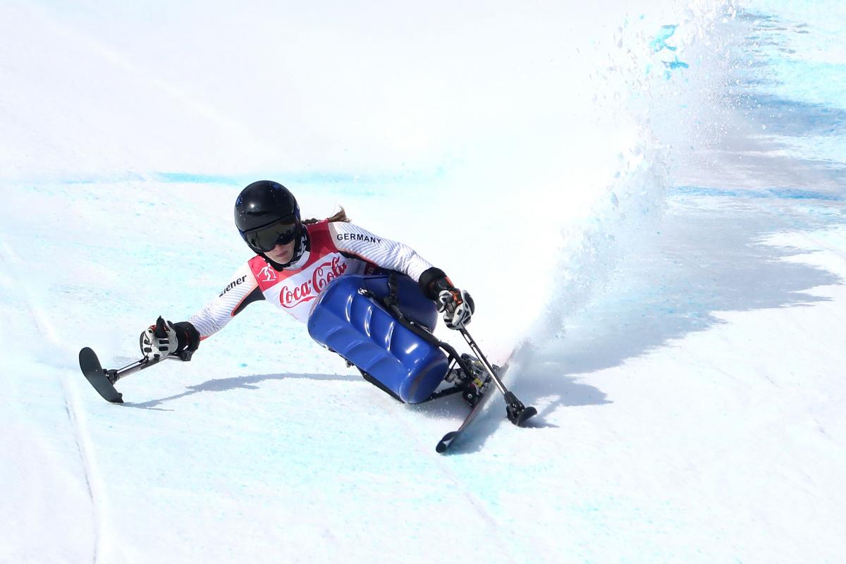 Anna Schaffelhuber - PyeongChang 2018 a female sit skier rounds a gate
