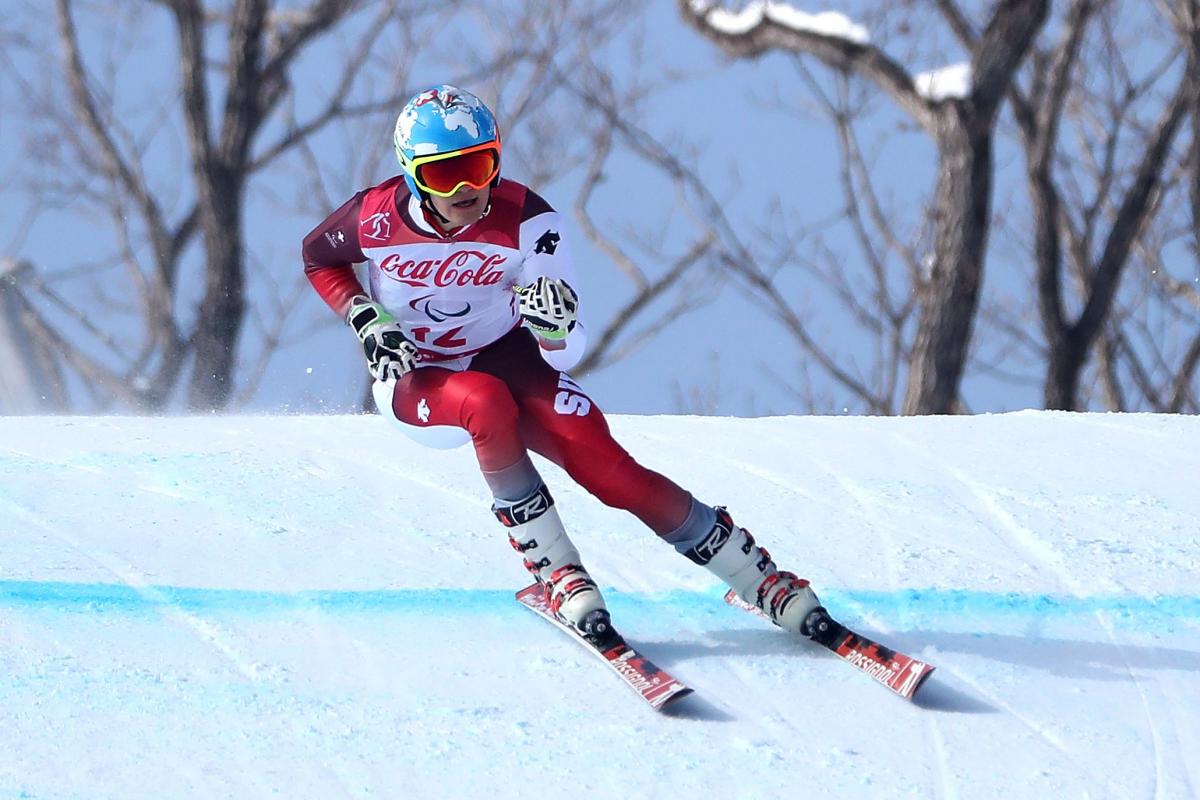 a male Para alpine skier 